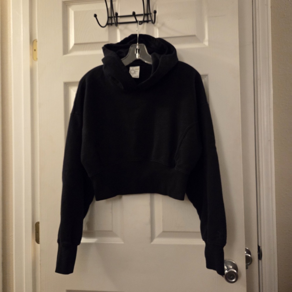 Offline by Aerie sz L‎ black cropped hoodie sweatshirt casual cozy athleisure